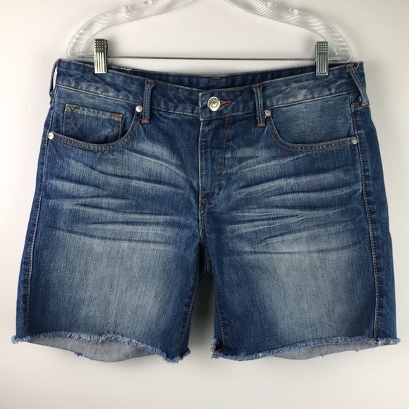 True Religion Emma Bermuda Blue Denim Mid Rise Raw Hem Size 32 Rigid Jean Shorts - Picture 2 of 16